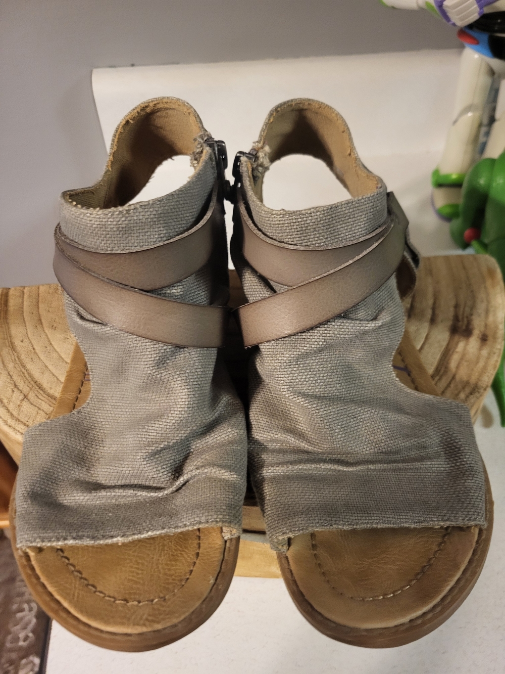Blowfish Malibu  Taupe Canvas Side Zip Gladiator Flat Sandals Size 8.5